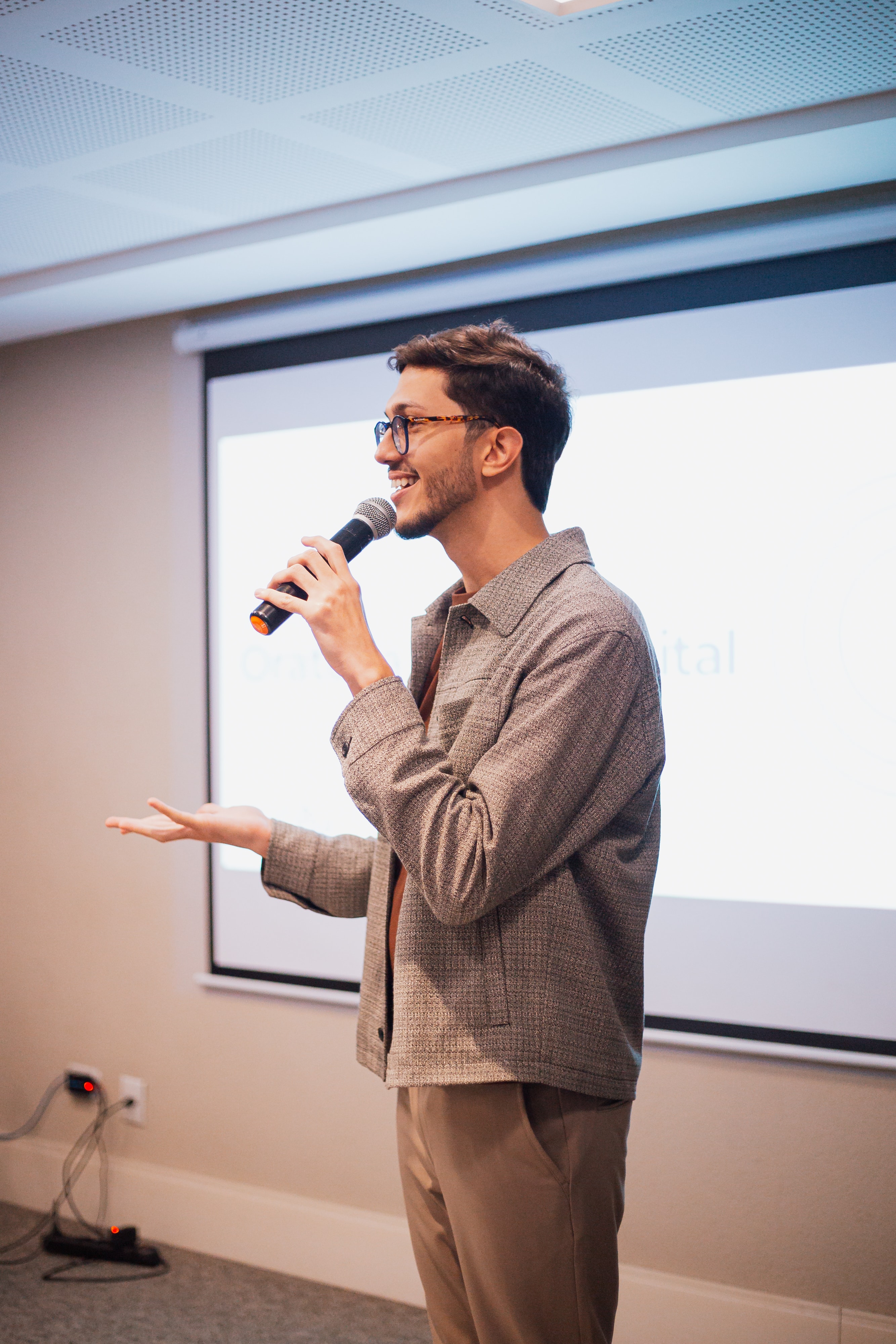 Tiago Souza apresentando em palco